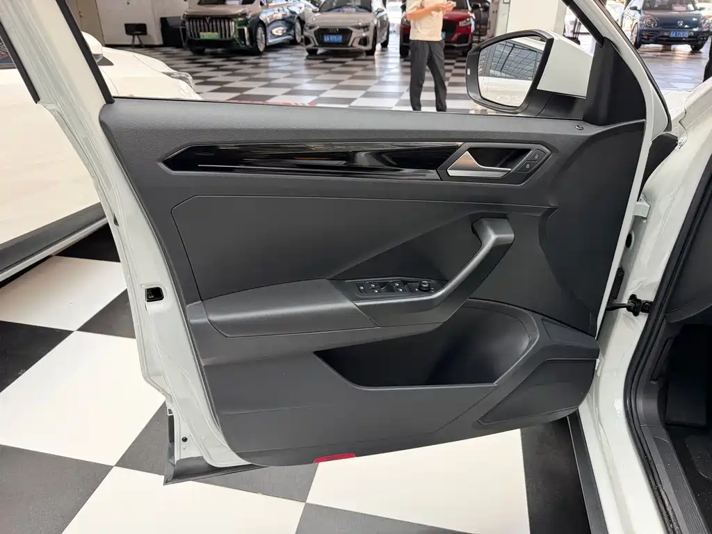 Volkswagen T-Roc — миниатюра 6
