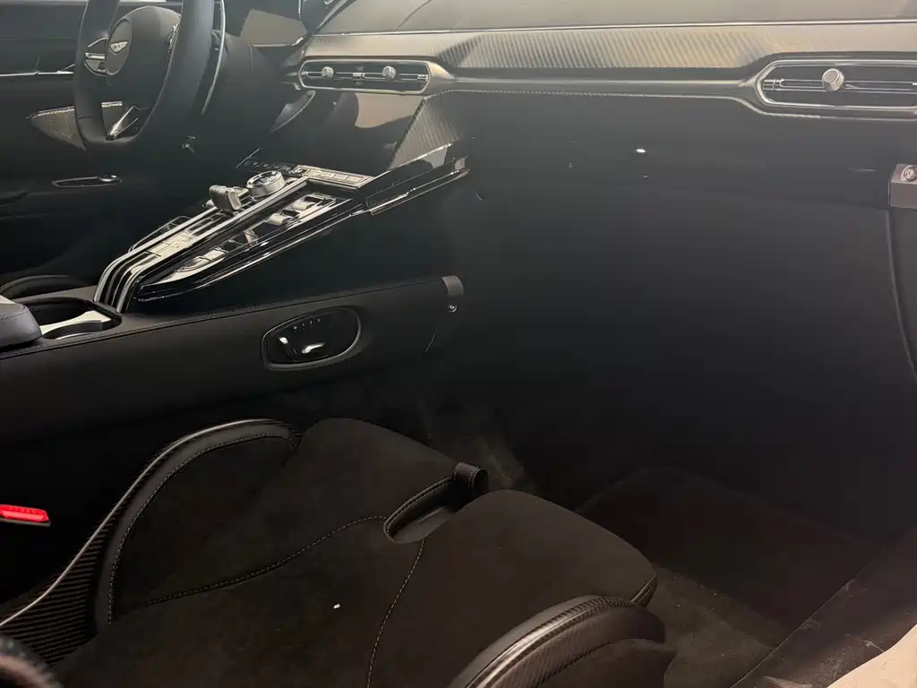Aston Martin V8 Vantage — миниатюра 9