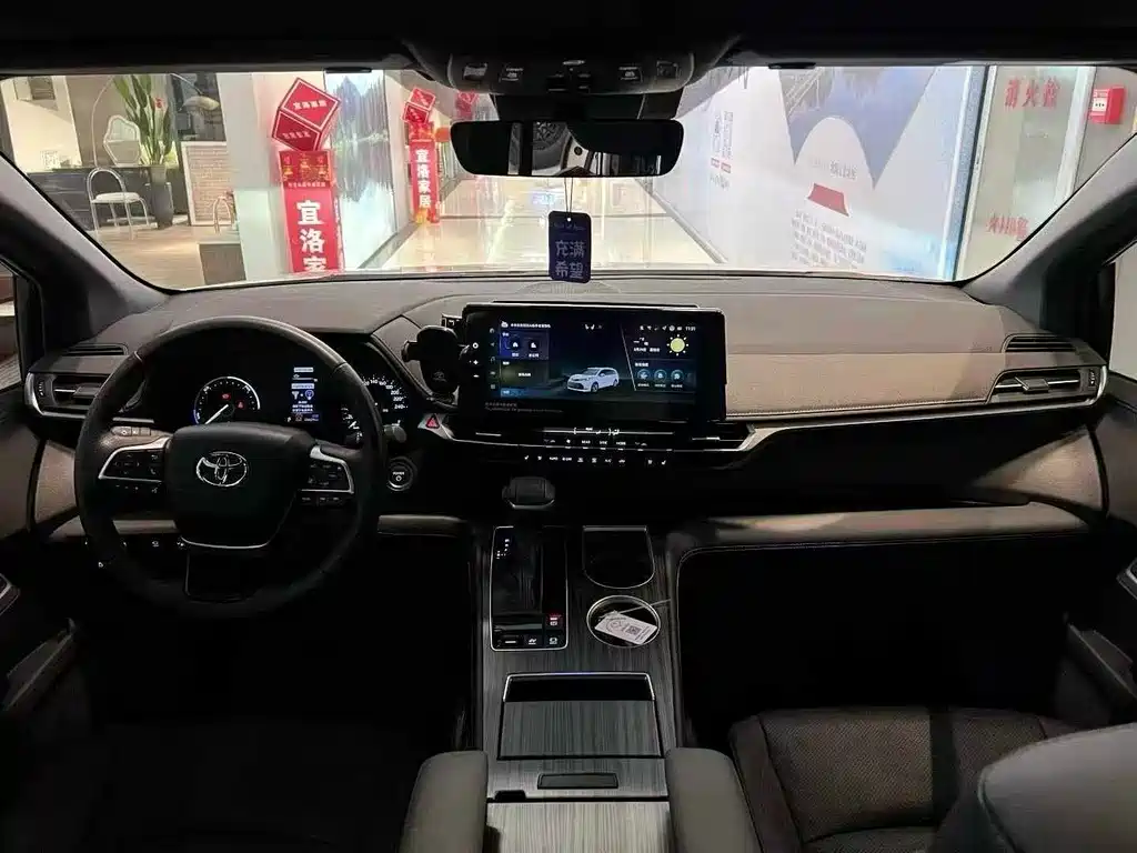 Toyota Sienna 2024 2.5L Luxury