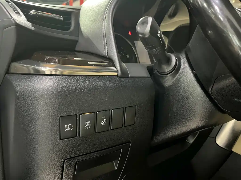 Toyota Alphard — миниатюра 4