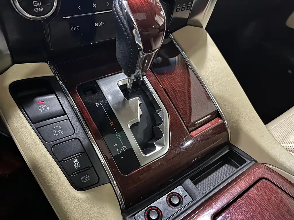 Toyota Alphard — миниатюра 11