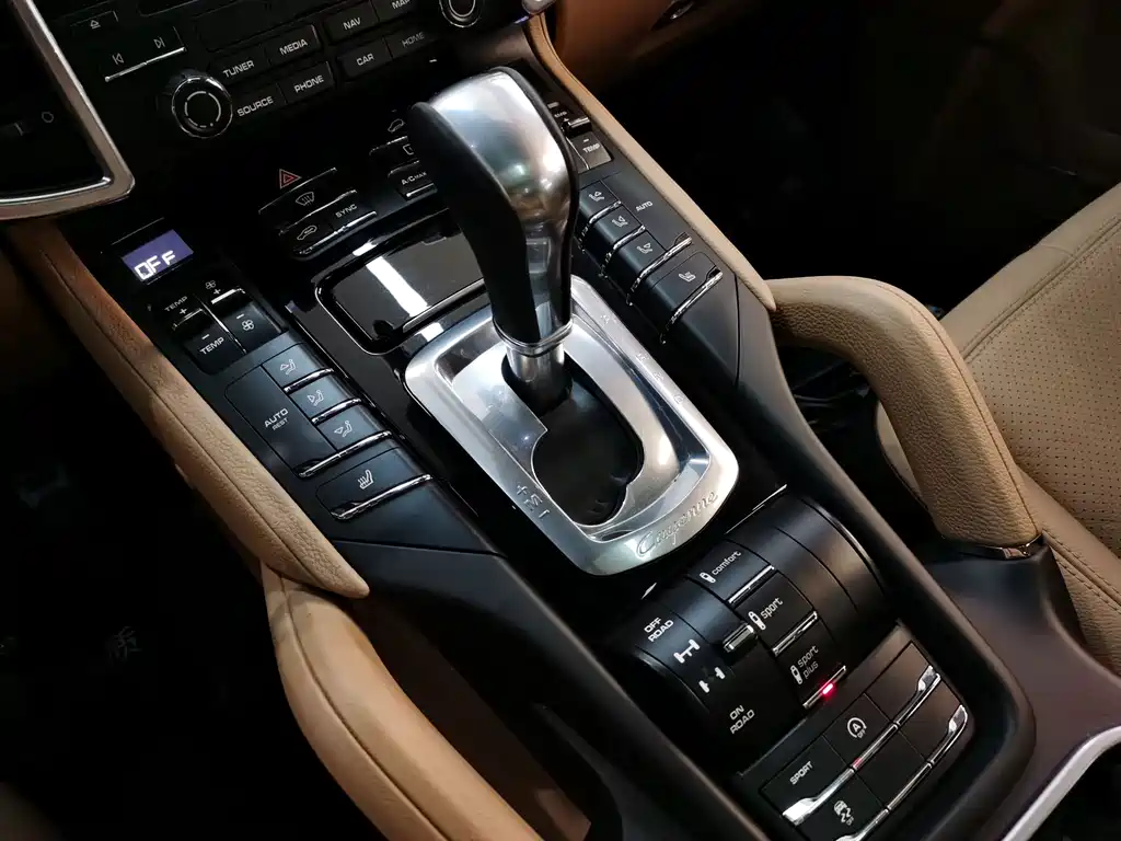Porsche Cayenne — миниатюра 9
