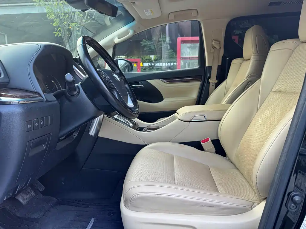 Toyota Alphard — миниатюра 8