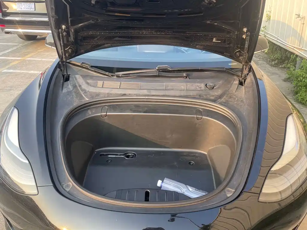 Tesla Model 3 — миниатюра 10