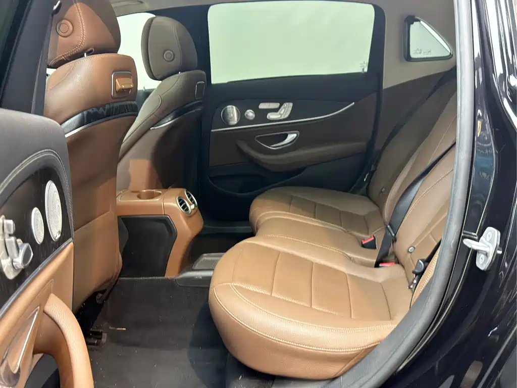 Mercedes-Benz E-Class — миниатюра 12