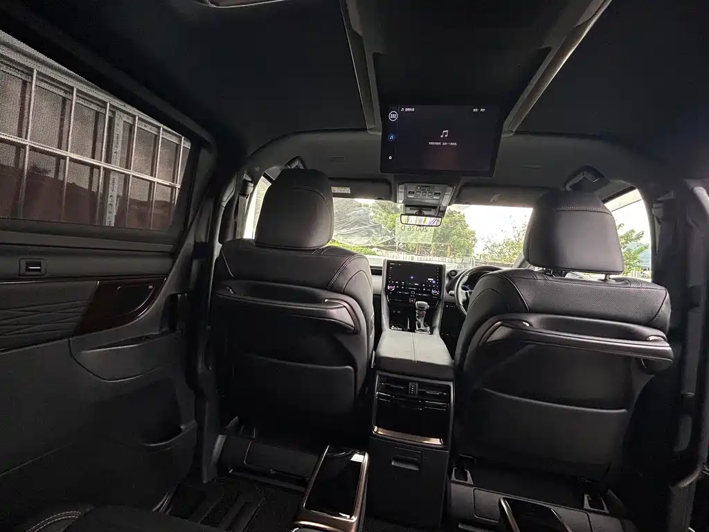 Toyota Alphard — миниатюра 8