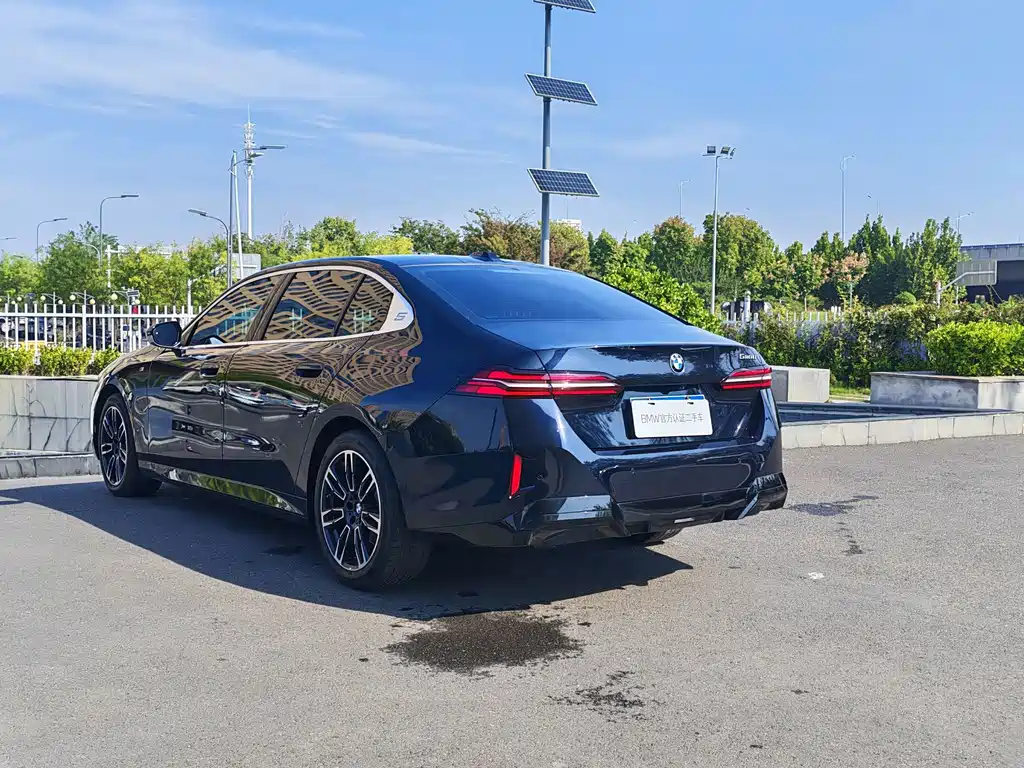 BMW 5 Series — миниатюра 7