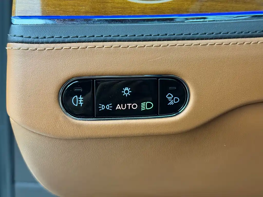 Bentley Flying Spur — миниатюра 19