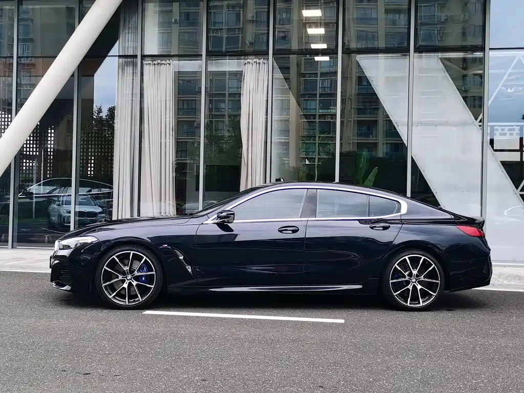 BMW 8 Series — миниатюра 3