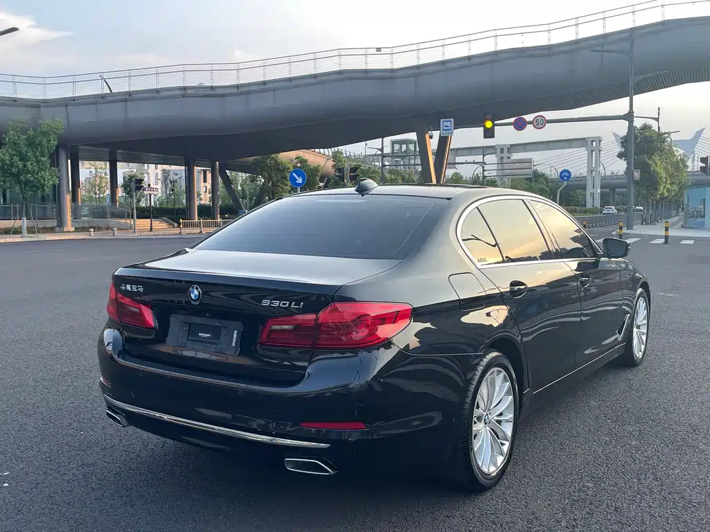 BMW 5 Series — миниатюра 10