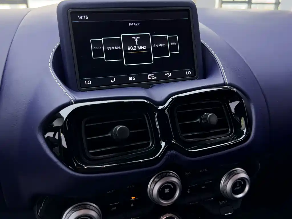 Aston Martin V8 Vantage — миниатюра 20