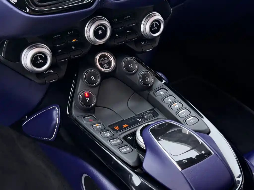 Aston Martin V8 Vantage — миниатюра 18