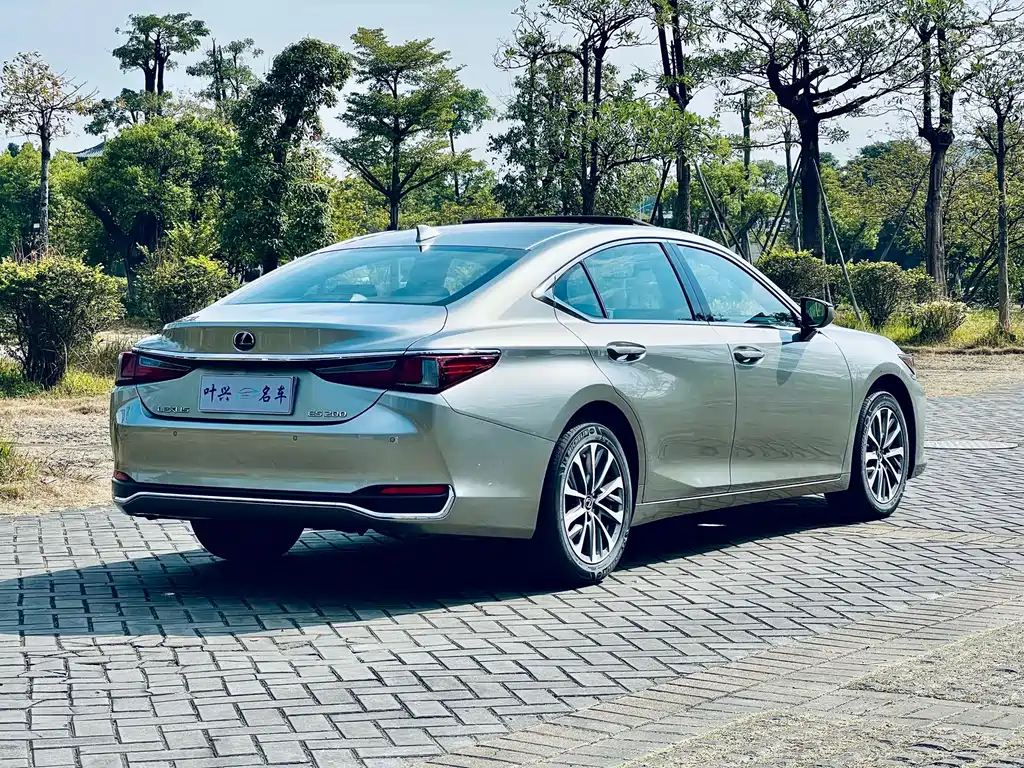 Lexus ES — миниатюра 14