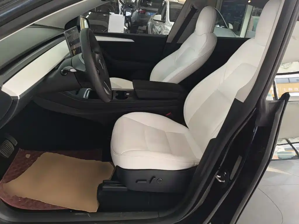 Tesla Model Y — миниатюра 15