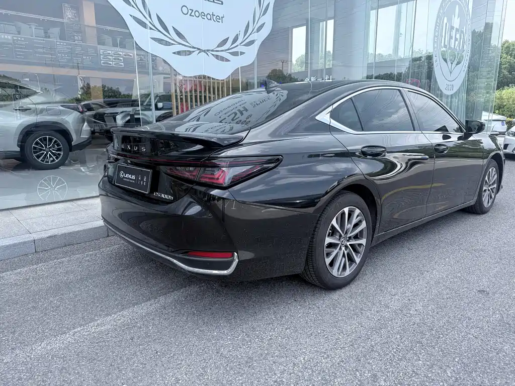 Lexus ES 2025 300h Premium