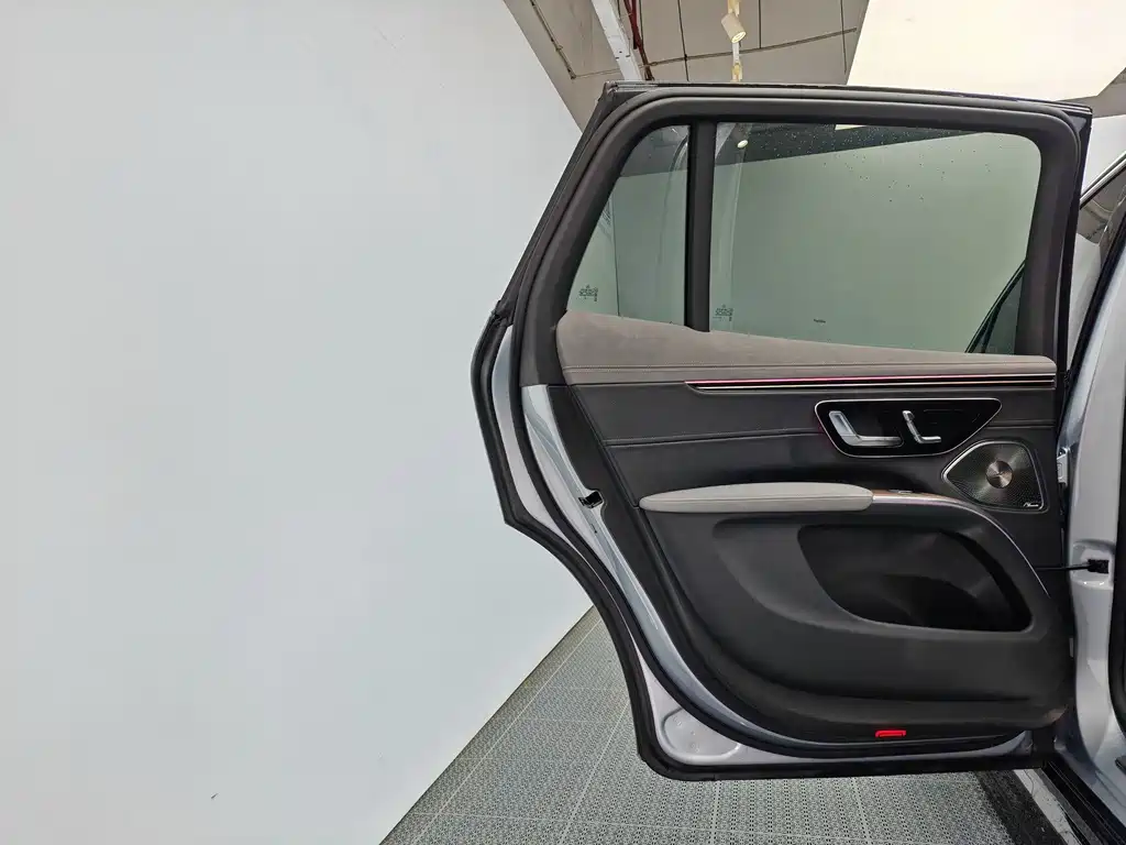Mercedes-Benz EQS SUV — миниатюра 14