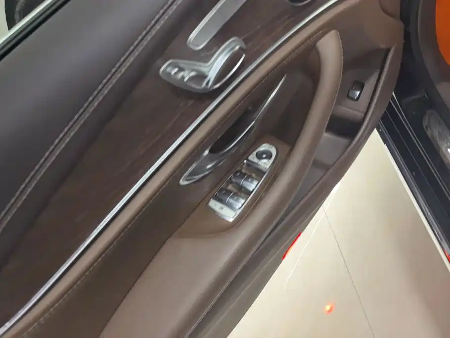 Mercedes-Benz E-Class — миниатюра 7