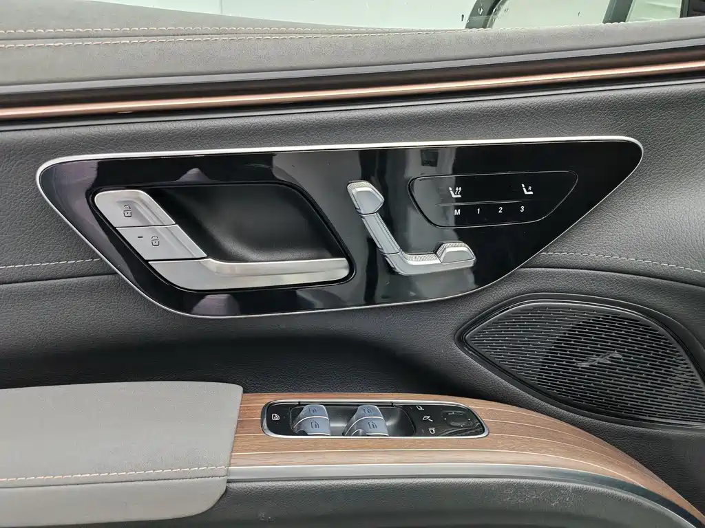 Mercedes-Benz EQS SUV — миниатюра 16