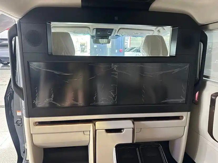 Lexus LM 2025 500h мест