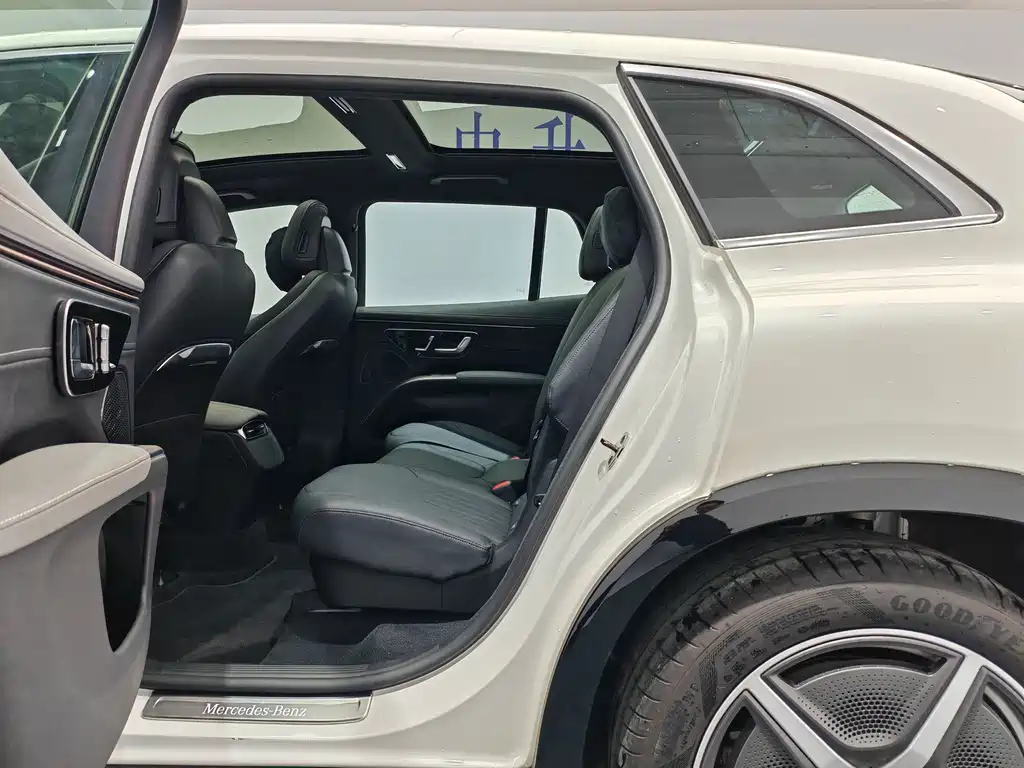 Mercedes-Benz EQS SUV — миниатюра 12
