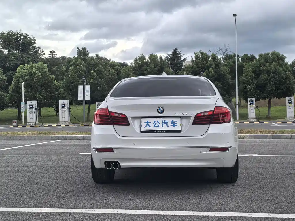 BMW 5 Series — миниатюра 20