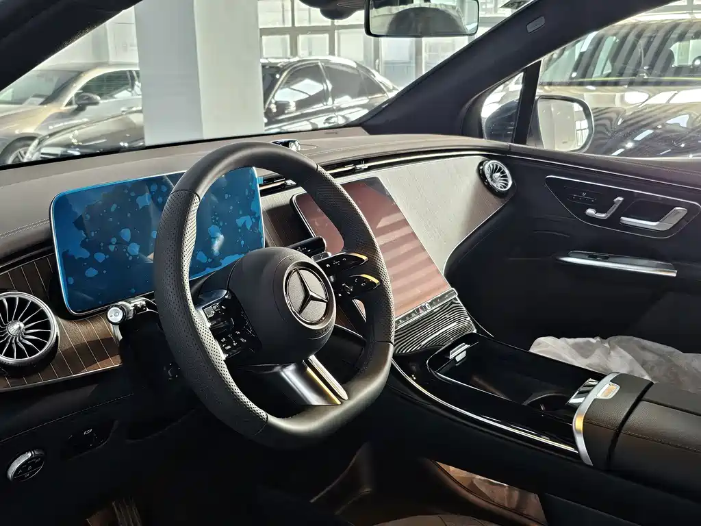 Mercedes-Benz EQE SUV — миниатюра 7