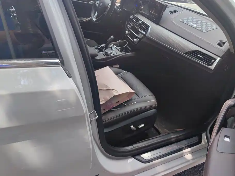 BMW 5 Series — миниатюра 8