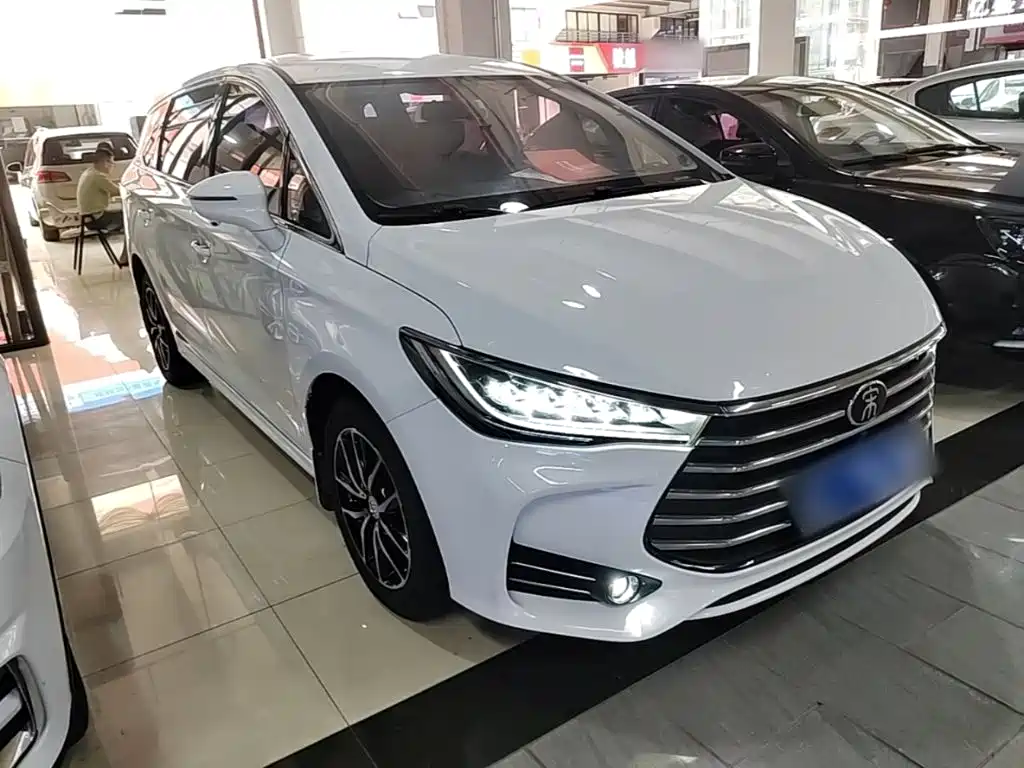 BYD MAX — миниатюра 4
