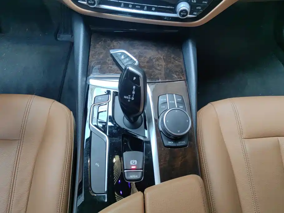 BMW 5 Series — миниатюра 16