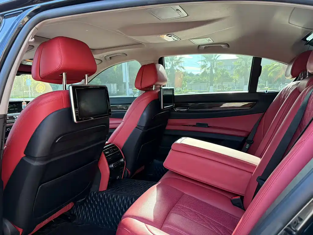 BMW 7 Series — миниатюра 7