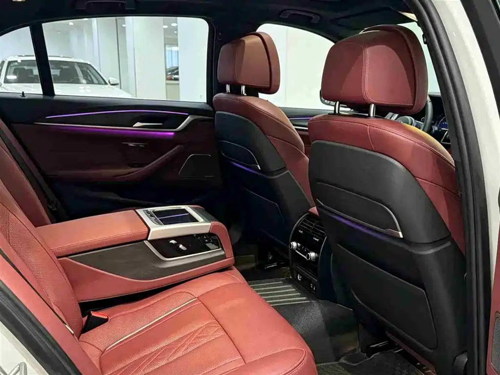 BMW 5 Series — миниатюра 7