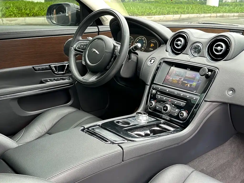 Jaguar XJ — миниатюра 8