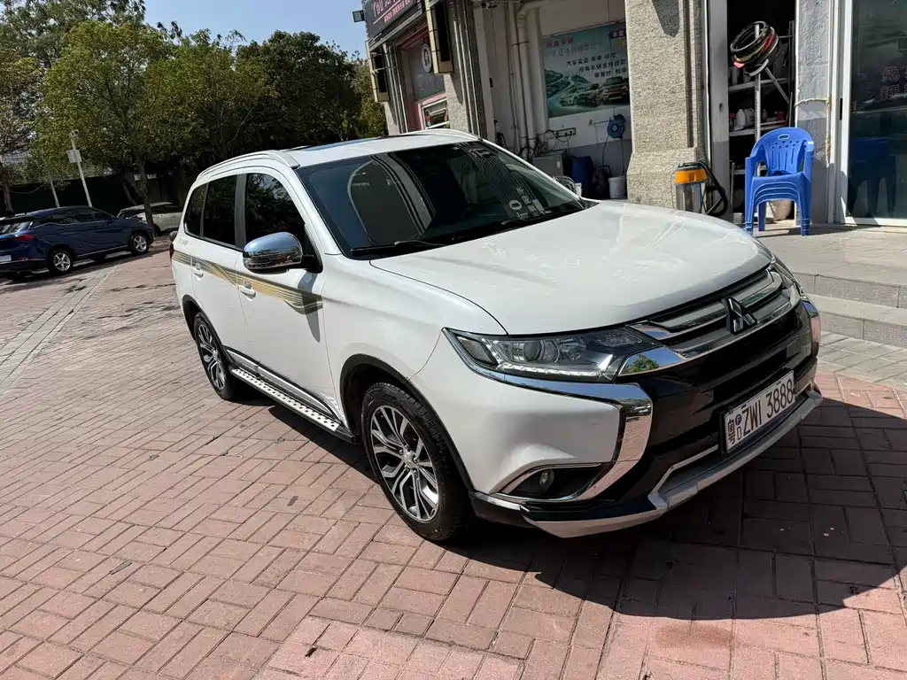 MITSUBISHI OUTLANDER