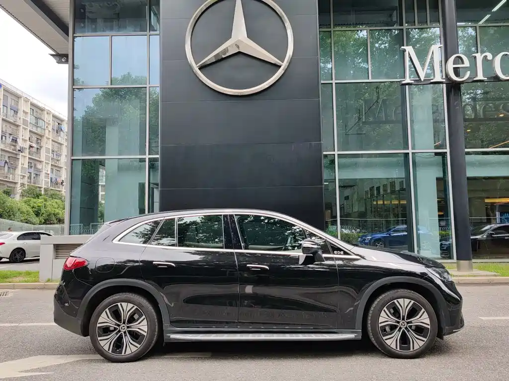 Mercedes-Benz EQE SUV — миниатюра 13