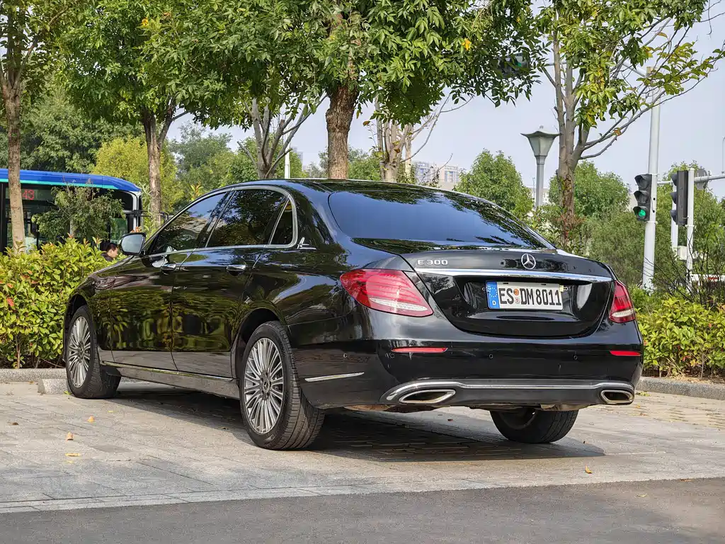 Mercedes-Benz E-Class — миниатюра 13