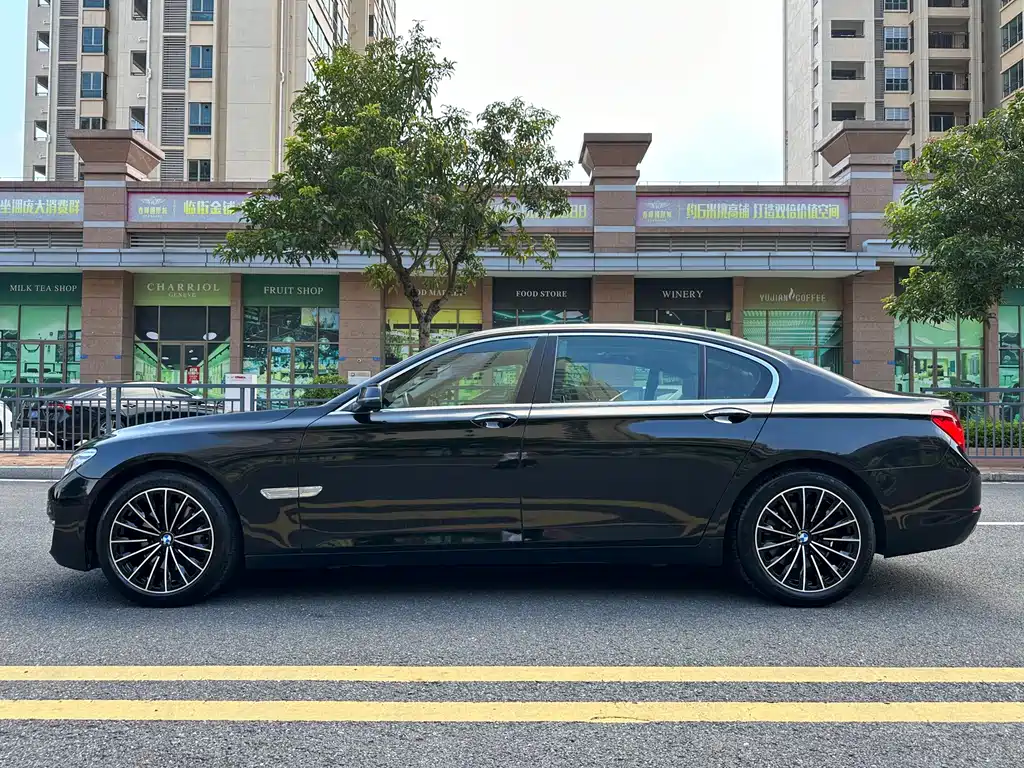 BMW 7 Series — миниатюра 5
