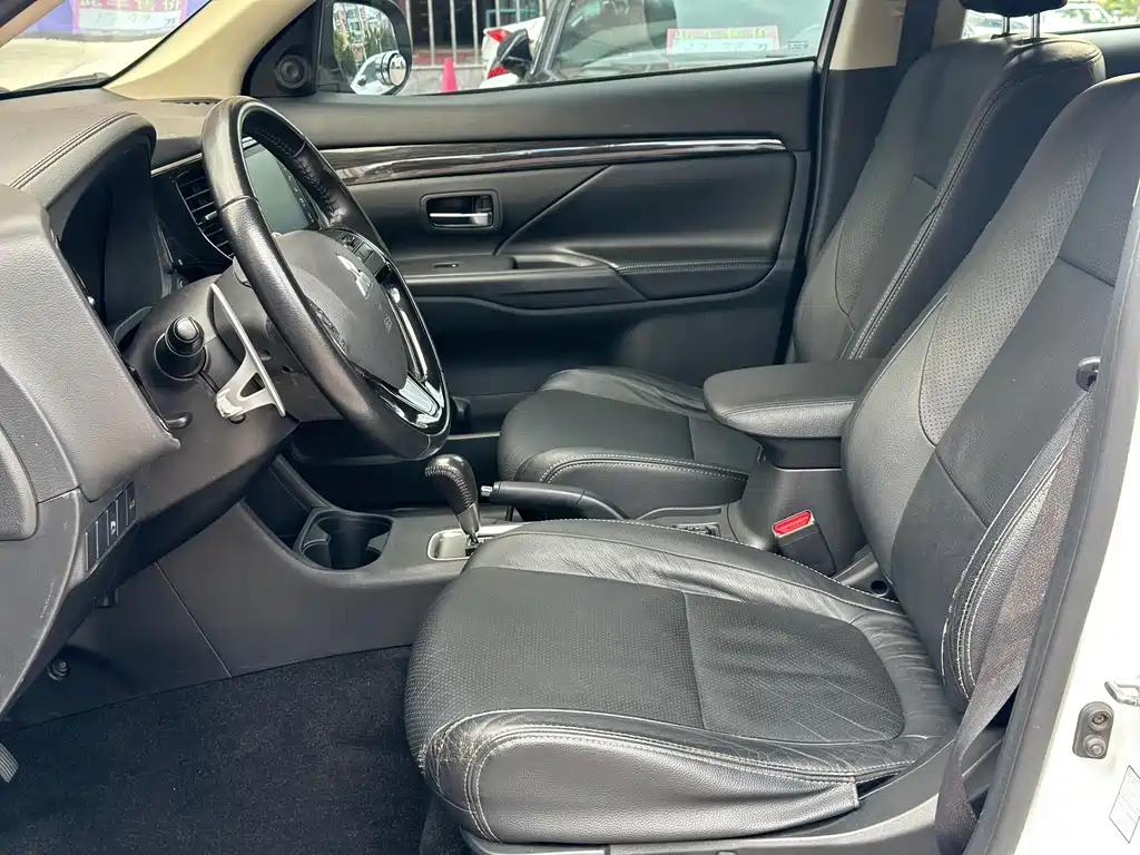 Mitsubishi Outlander — миниатюра 6