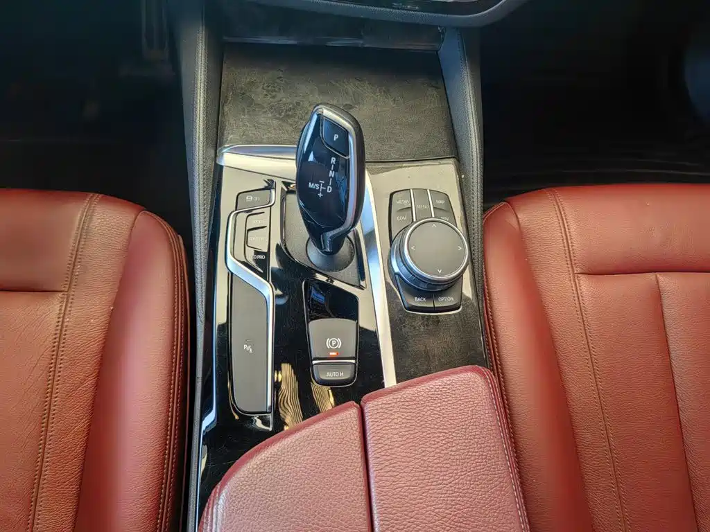 BMW 5 Series — миниатюра 12