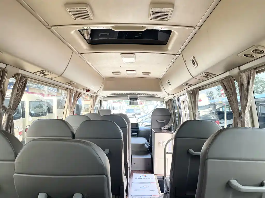 Toyota Coaster — миниатюра 11