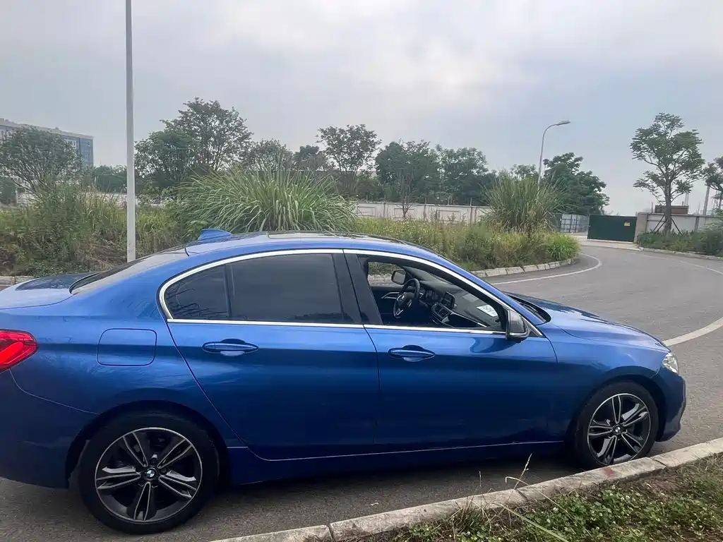 BMW  1 SERIES