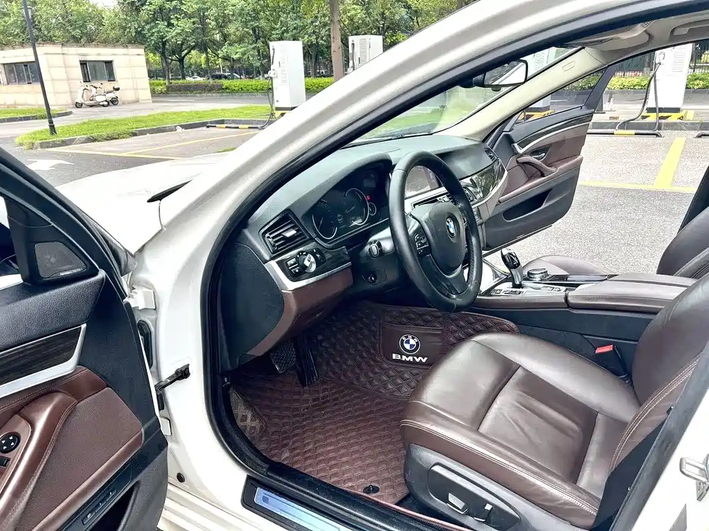 BMW 5 Series — миниатюра 4