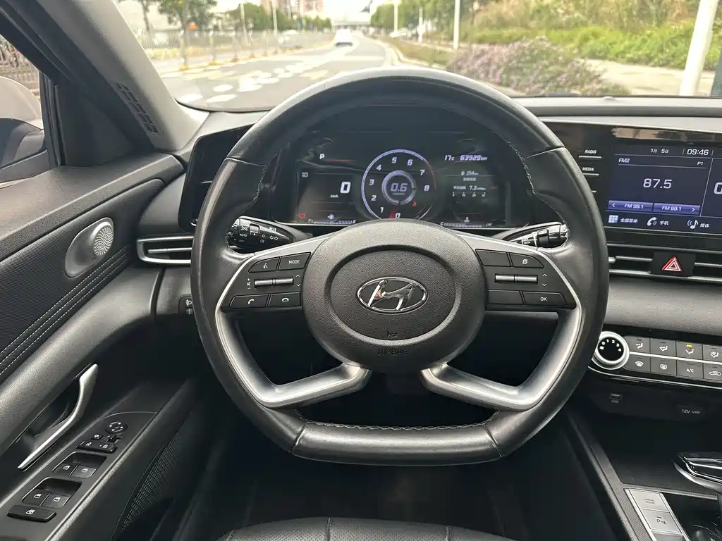 HYUNDAI ELANTRA