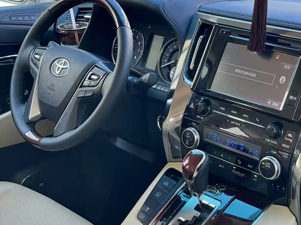 Toyota Alphard — миниатюра 12