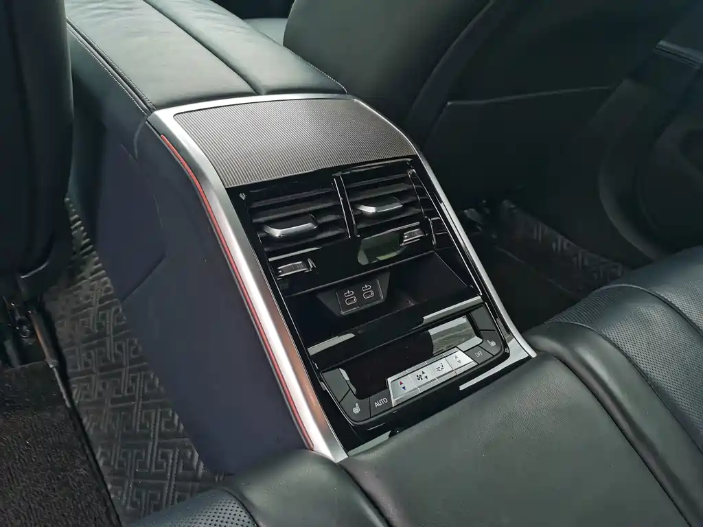 BMW 8 Series — миниатюра 23