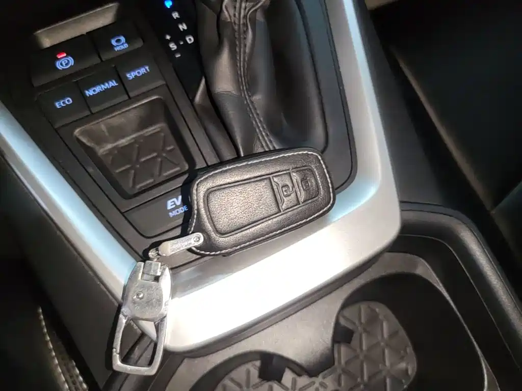Toyota RAV4 — миниатюра 9