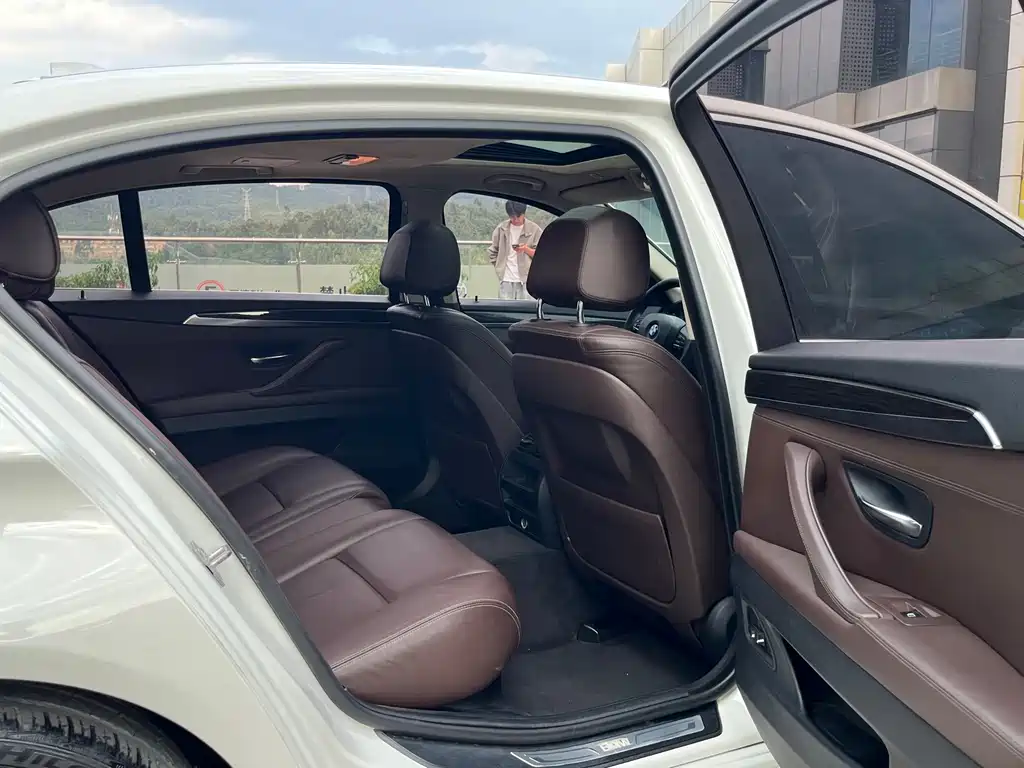 BMW 5 Series — миниатюра 24