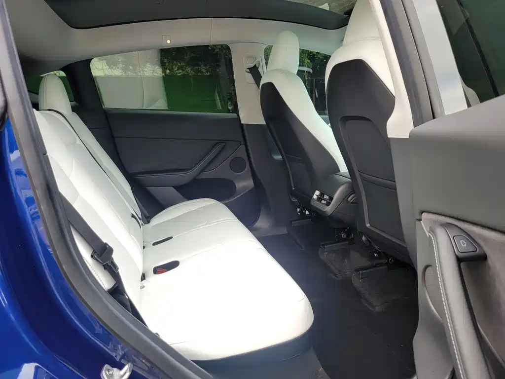 Tesla Model Y — миниатюра 12