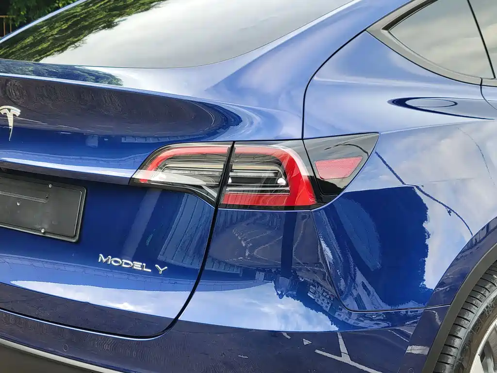 Tesla Model Y — миниатюра 17