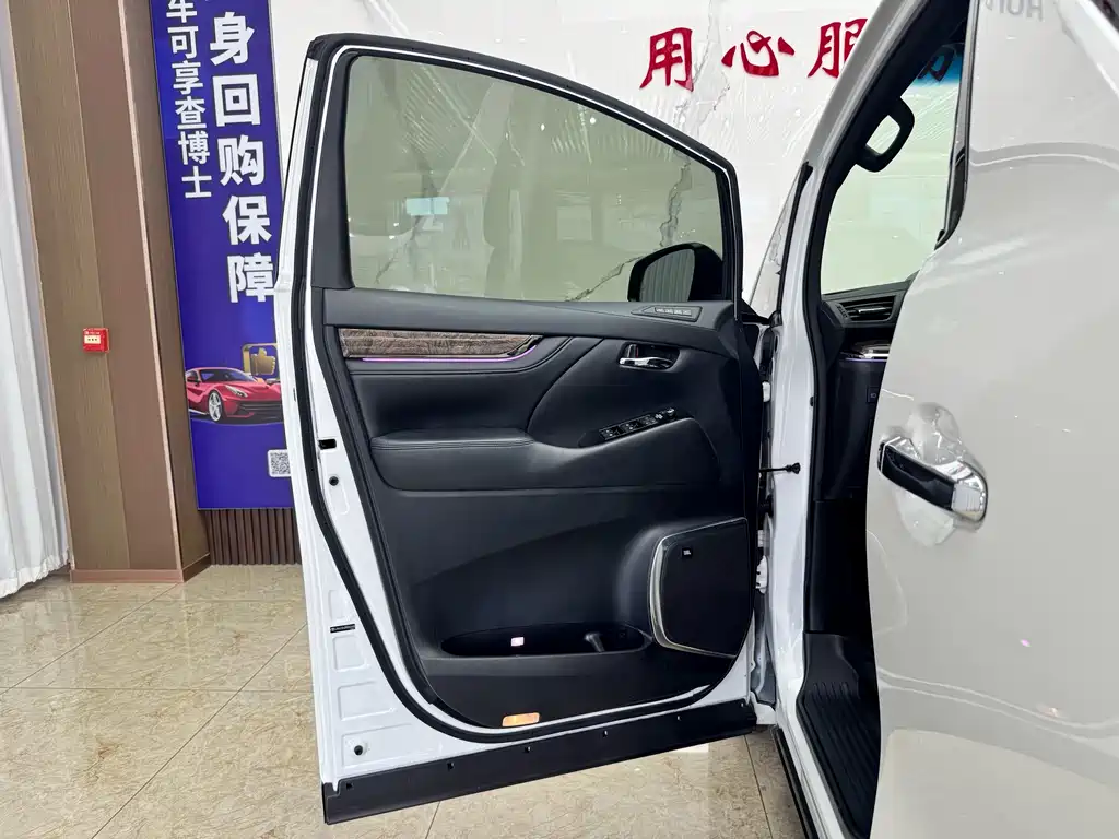 Toyota Alphard — миниатюра 16
