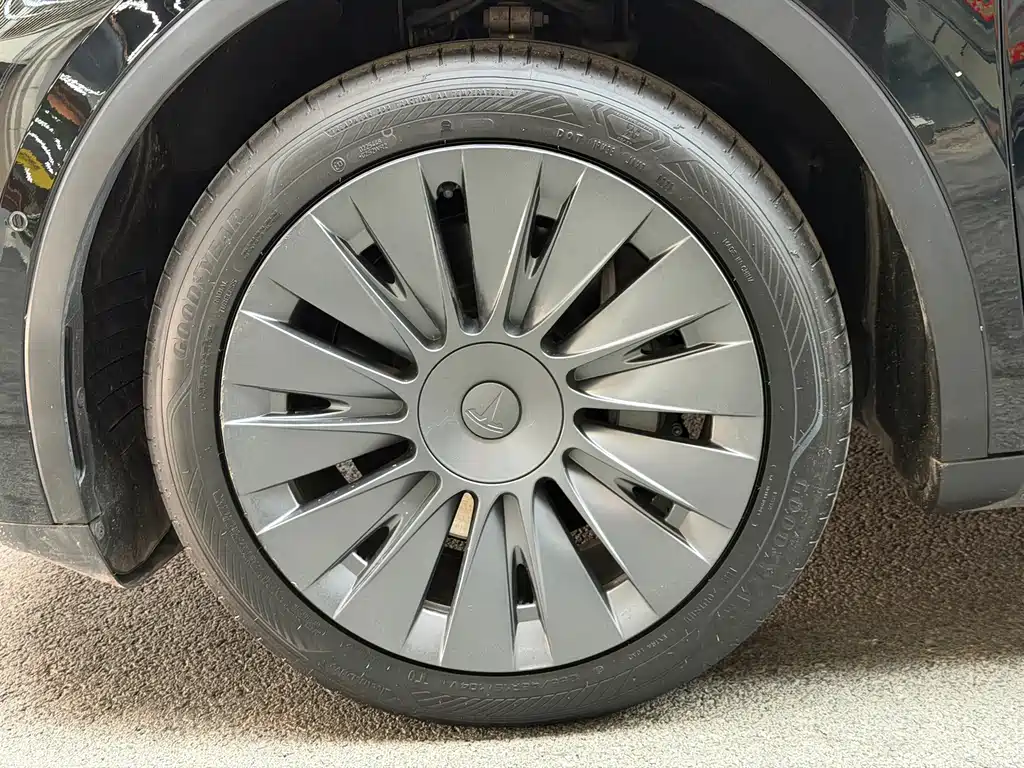 Tesla Model Y — миниатюра 6